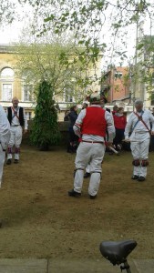 Au fond, le sapin à deux pieds.